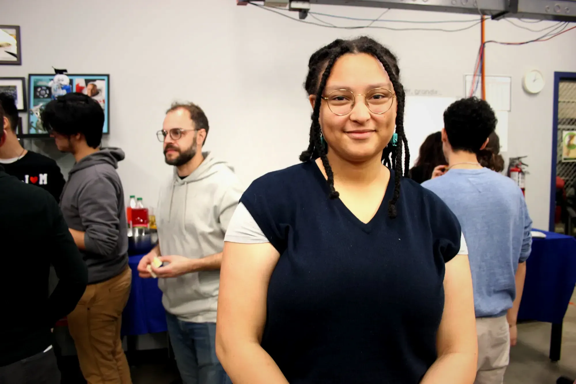 Mme Diakité pose devant quelques membres et parents des Dragons. 