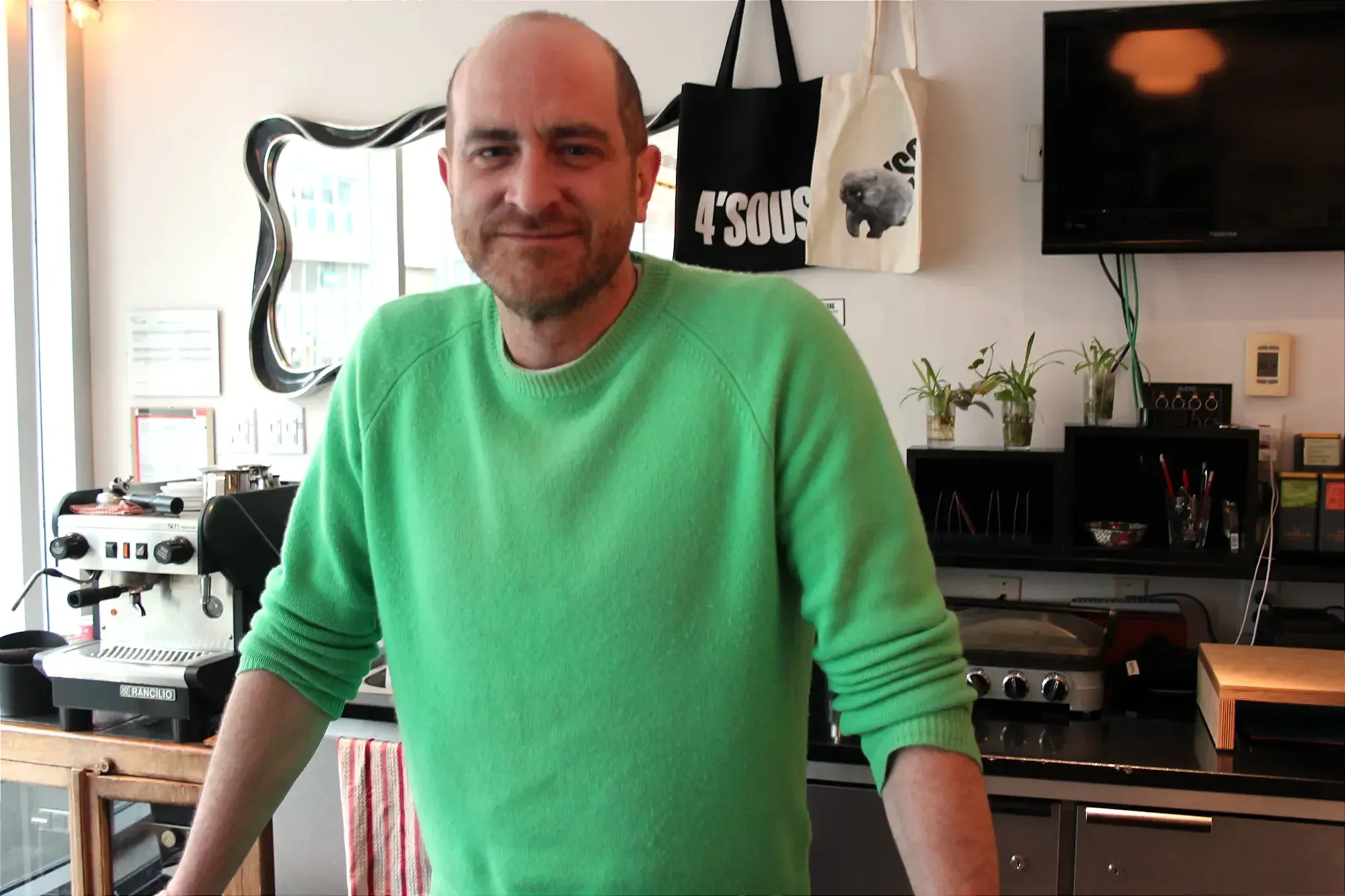 M. Inchauspé pose derrière le comptoir du bar du 4'Sous.