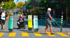Photo d'un homme aveugle traversant un passage piéton de l'avenue Mont-Royal en période de piétonnisation.