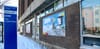 La photo montre la façade extérieure l'école primaire Lambert-Closse avec une oeuvre d'art sur le mur.