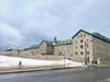 Vue de la Cité-des-Hospitalières de l'intersection des Pins - du Parc, l'hiver.