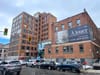 Les deux édifice d'Inspire Bio Innovations avec des éléments de chantier à la base et une grande pancarte de location.