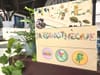 On voit la pancarte indiquant la Jardinothèque, comprenant aussi des images de plantes.