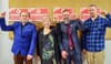 Les quatre candidats posent devant des affiches du Parti communiste du Canada avec les poings levés.