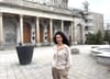 Rachel Bendayan, souriante,dehors, devant l'entrée de l'église Saint-Enfant-Jésus.