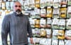 M. Al Moowsi pose devant des étalages d'épices du son commerce, Ô Nature.