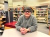 Mme Grondin est assise à une table de la bibliothèque du Plateau-Mont-Royal.