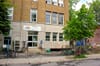 On voit l'édifice qui abrite les Ateliers d'éducation populaire du Plateau, sur la rue Drolet. 