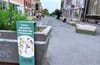 On voit une affiche où l'on peut lire "Porte attention aux gens qui t'entourent. La Zone lenteur sur Mont-Royal. Une aire de respect."