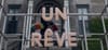 Gros plan sur les mots "UN RÊVE" écrits en lettres lumineuses.