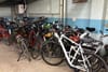 Une masse de vélos se trouve près du mur du garage du poste de quartier 38.