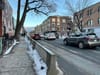 Vue sur la rue Saint-Urbain, vers le sud en regardant l'intersection avec l'avenue du Mont-Royal. Des bloques en béton longe le trottoir situé à gauche (est)