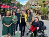 Les sept candidats et candidates posent sur l'avenue Mont-Royal piétonne.