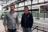 Les deux hommes posent devant les équipements de la ferme qui accueilleront les végétaux.