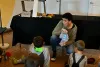 Des enfants échangent avec une marionnettiste, lors de leur atelier Raconter l'itinérance. 