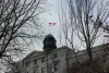 On voit la tourelle d'un édifice de l'université sur laquelle se trouve le drapeau de McGill. 