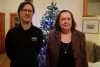 Nicolas Lessard et Charlotte Thibault posent devant un sapin de Noël. 