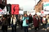 On voit la foule avancer de face, sur l'avenue du Mont-Royal. On peut lire «À boutte de toute», «Resac» et «Communautaire à la rue» sur certaines pancartes.