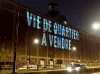La nuit, sur la façade sud de l'entrepôt Van Horne, on peut lire en lettres lumineuses: VIE DE QUARTIER À VENDRE