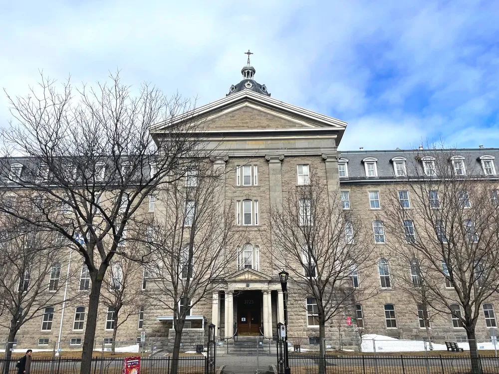 Entrée Ouest de l'ancien Institut des Sourdes-Muettes.
