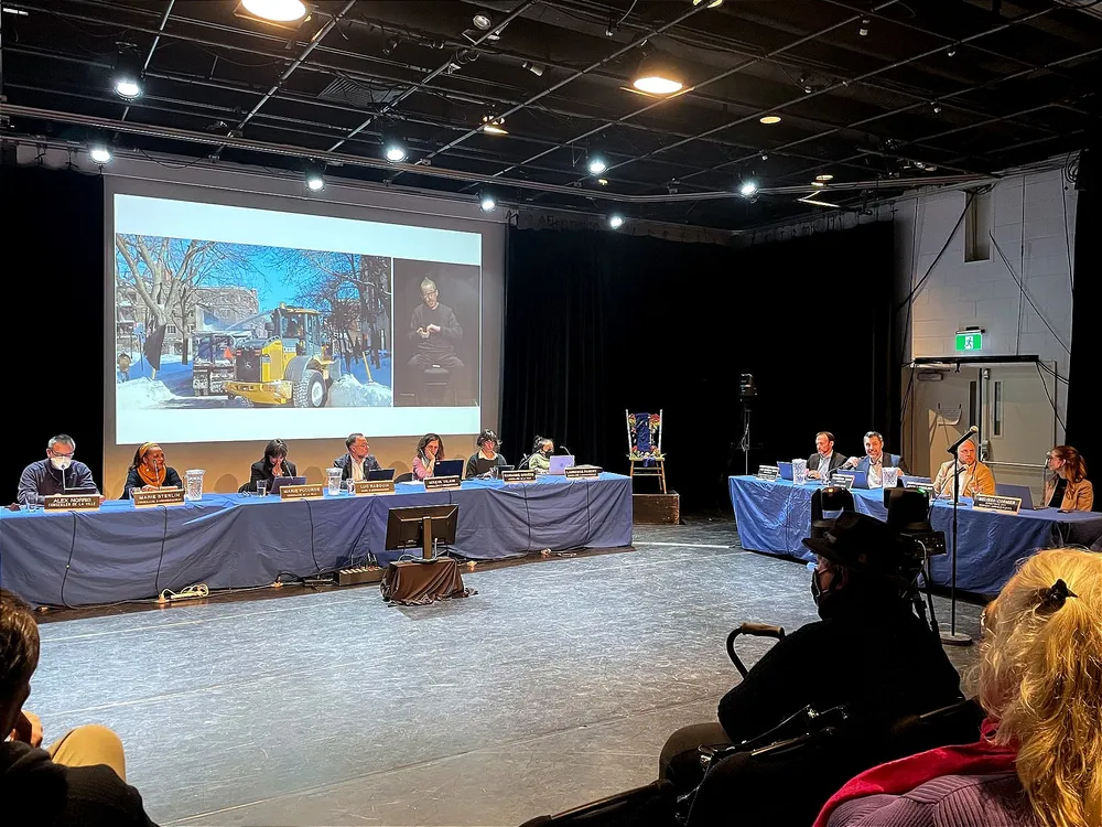 Les élus du conseil d'arrondissement et les différents directeurs siégeant lors de la séance ordinaire.