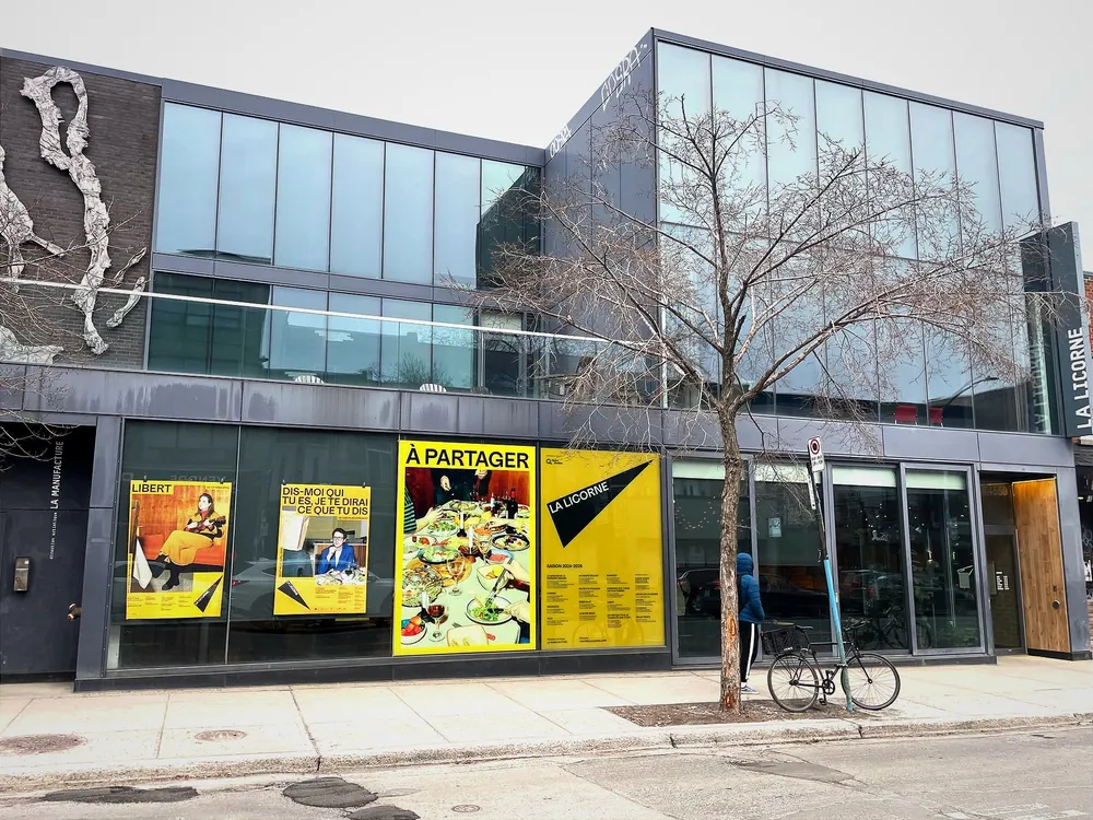 Le Théâtre La Licorne, vu de l'extérieur, sur l'avenue Papineau, à Montréal. 
