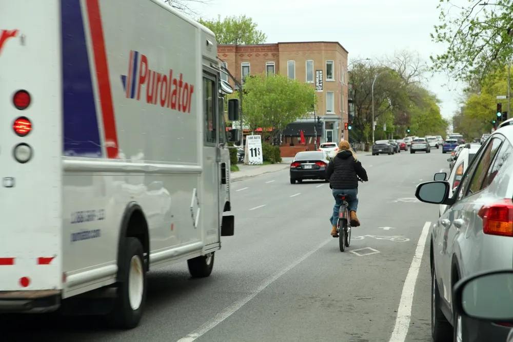 Un cycliste circule sur la piste de la rue Saint-Urbain.