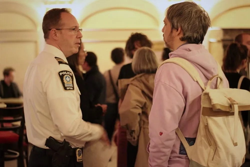 La photo montre deux hommes de dos qui discutent.