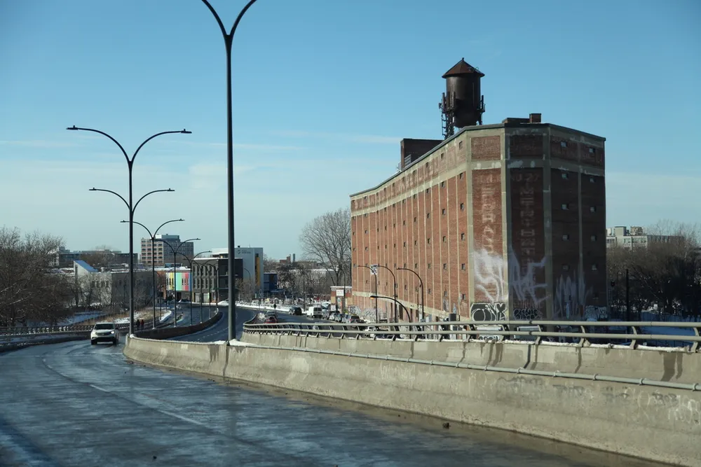 Une photo de l'édifice prise à partir du viaduc Van Horne / Rosemont.