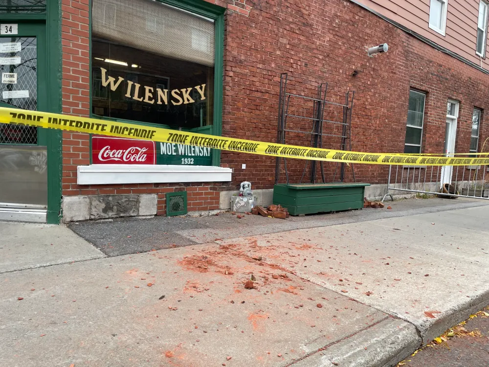 Devant la vitrine du restaurant Wilensky, on voit des traces rouges sur le trottoir et une banderole "Zone interdite".