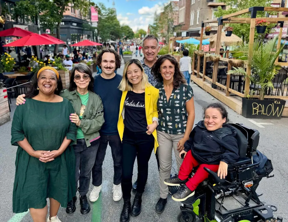 Les sept candidats et candidates posent sur l'avenue Mont-Royal piétonne.