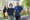 Les deux candidats posent devant les sculptures de la place des Hospitalières. On peut voir la structure de la Cité-des-Hospitalières en arrière-plan.