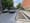 La rue Clark vers le nord avec, à droite, une fosse mince et longue remplie de terre à l'endroit où se stationnent habituellement des voitures.